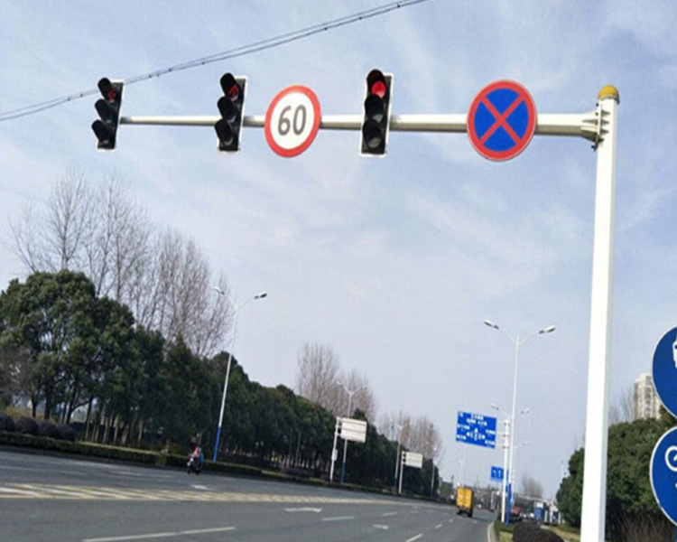 鑫雨杭電器設備公司咨詢，太原道路監(jiān)控桿應該如何挑選？